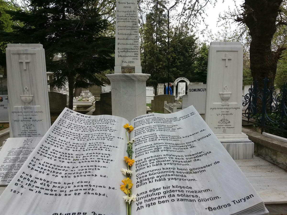 Ի՞նչ իրաւունքով եղծանել Դուրեանին շիրիմը